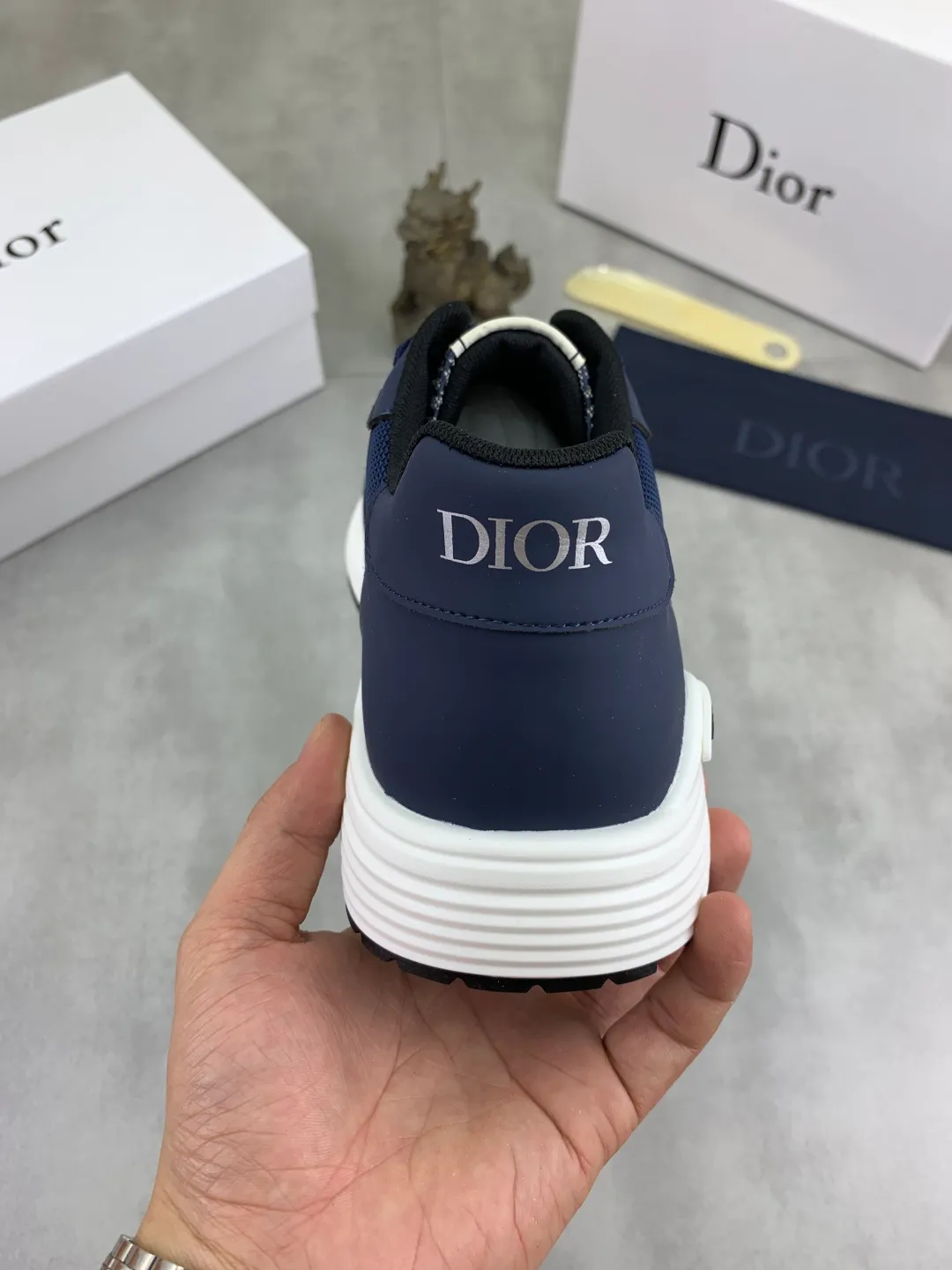 Men's shoes 💰P420 New Dior Chrono 2025 new product B30 series, in white and black fly woven series, decorated with computer-printed CD logo on both sides, star patch on the tongue and Dior logo on the heel, many details highlight the style. The interior is matched with the original color matching mesh, and the interior of the body is supported by low-temperature shaping sheets, and is filled with light feather cotton to keep the interior full and soft against the feet. The exclusive open-molded outsole adopts a one-piece molding process, so there is no need to worry about problems such as the opening and falling of sole decorative accessories. It is light and comfortable to wear, yet strong and wear-resistant. The two-color shoelaces are accessorized with exquisite metal five-pointed star pendants, creating a high-end, trendy and casual look at all times. Color: white black blue code number: 38-44 (45 customized)